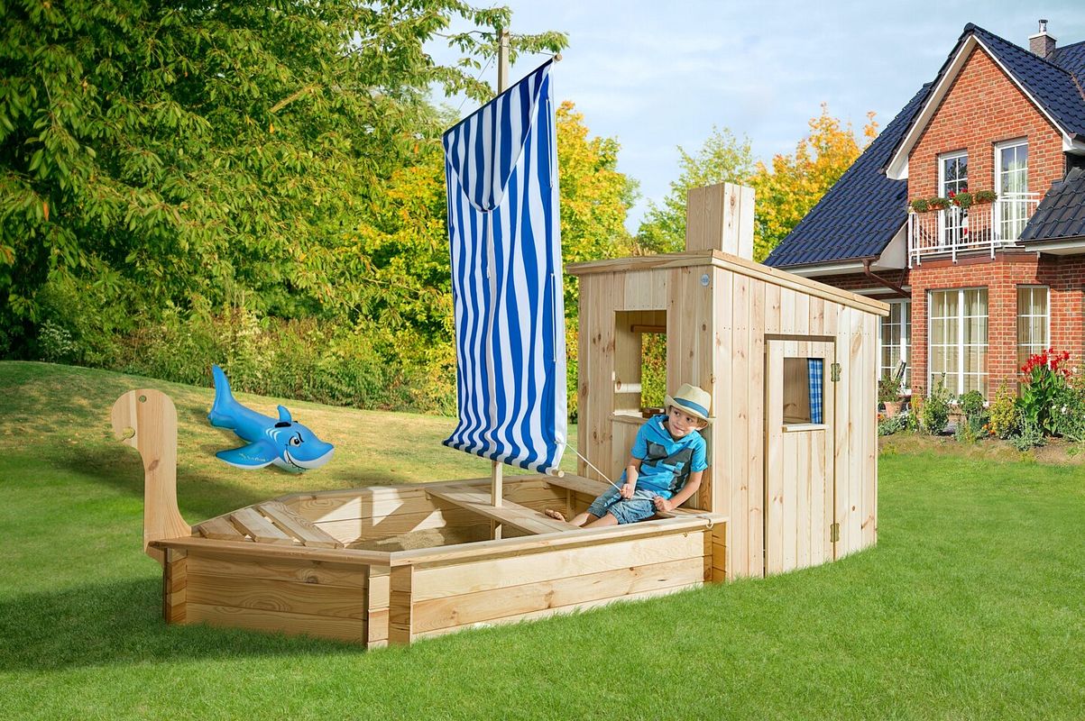 Ein Sandkasten aus Holz in Form eines Piratenschiffs