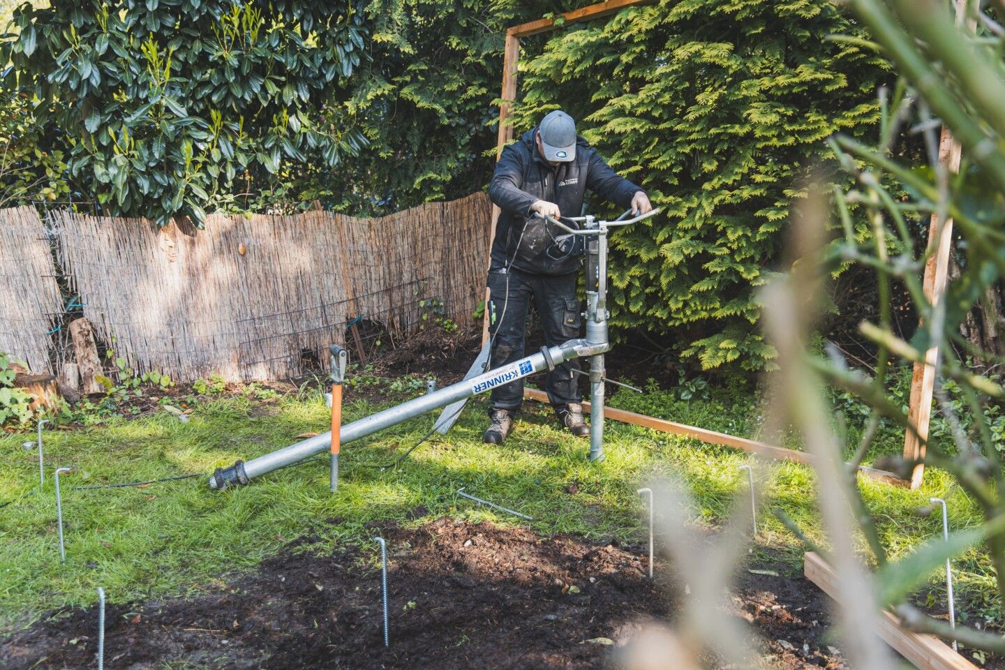 Erdschrauben werden mit maschine eingedreht