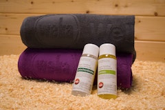 Weka Geschenkset "für Sie & Ihn" inkl. 2 Saunahandtücher, Aufguss-Konzentrate Lemon und Latschenkiefer Weka Geschenkset "für Sie & Ihn" inkl. 2 Saunahandtücher, Aufguss-Konzentrate Lemon und LatschenkieferZubehörbild